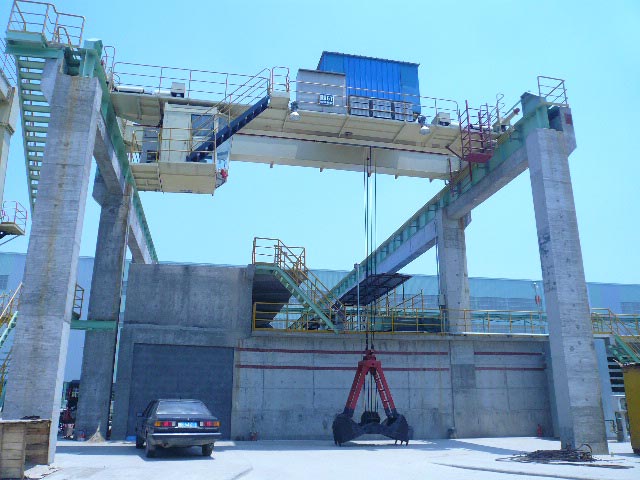 QZ型雙梁抓斗橋式起重機.jpg